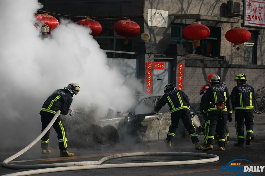 北京一輛寶馬轎車發生自燃 被燒只剩車架