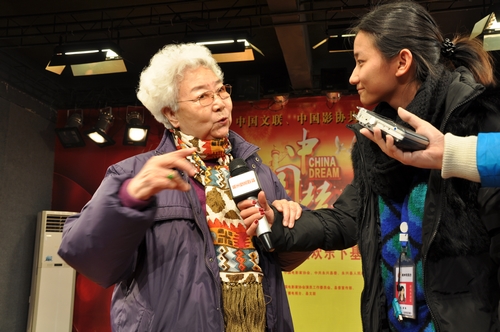 著名電影表演藝術(shù)家迎風(fēng)踏雪郴州送歡樂(lè)(圖)