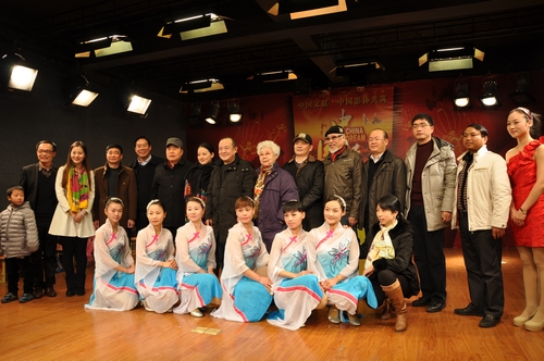 著名電影表演藝術(shù)家迎風(fēng)踏雪郴州送歡樂(lè)(圖)