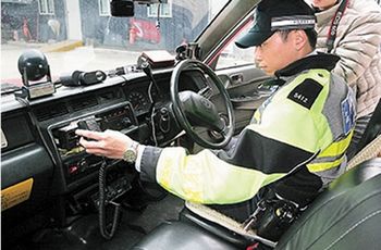 香港警方嚴(yán)打“黑的”宰客 拘捕3人