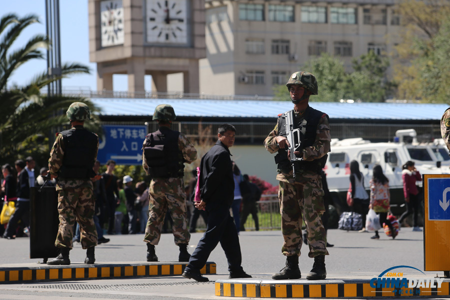 云南昆明安保升級武警持槍執(zhí)勤巡邏 市民自發(fā)獻(xiàn)花