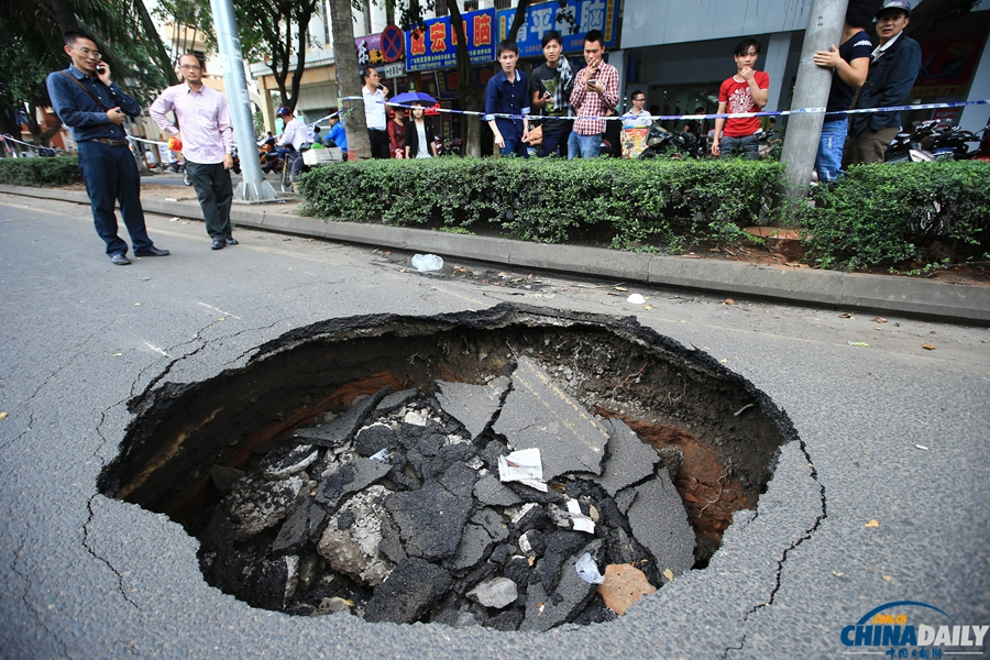 海口發(fā)生路面塌陷 現(xiàn)直徑約4米大坑