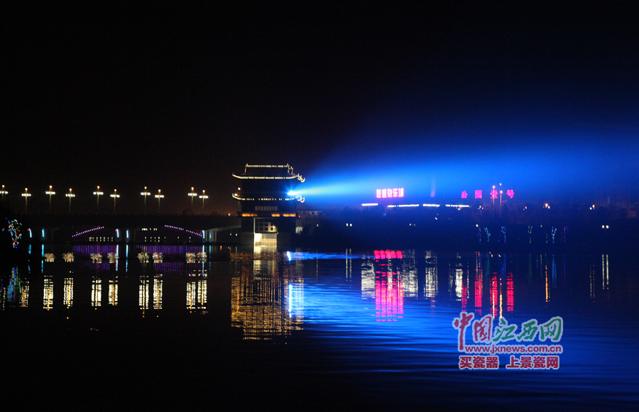 “第六屆全國網(wǎng)絡(luò)媒體江西游”記者夜游武寧西海灣