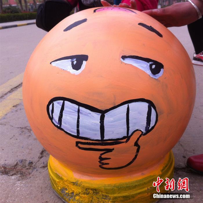 大學生做創意校園涂鴉 石墩變“萌寵”