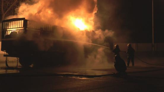 深夜裝載油渣的半掛貨車起火 唐山消防成功撲救