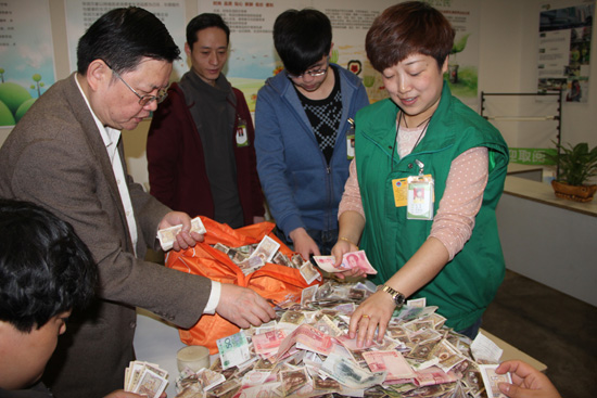 甘肅華潤(rùn)萬(wàn)家海鴻店與蘭州紅十字會(huì)共同開啟愛心捐款箱