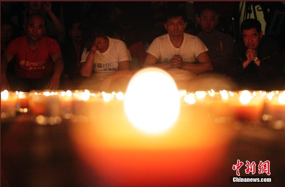 MH370航班失聯滿月 在京乘客家屬舉行祈福活動