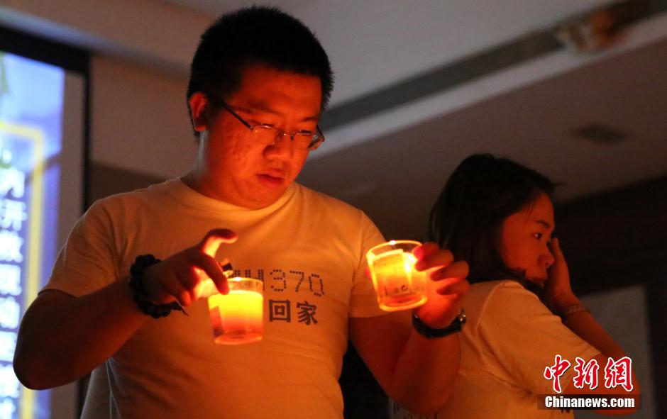 MH370航班失聯滿月 在京乘客家屬舉行祈?；顒?/></p>

<p>　　4月8日，乘客家屬祈福。當日，馬航MH370航班失聯事件發生滿一個月，失聯乘客家屬在北京麗都飯店舉行祈?；顒?。中新社發韓海丹 攝</p>

<p>　　MH370航班失聯滿月 在京乘客家屬舉行祈?；顒?/p>
</p>
</div>
</div>

<div   class=