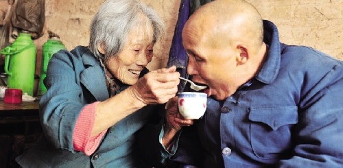 慈母養育繼子62年感動鄉鄰