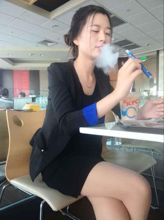 世界無煙日，鄭州一美女在肯德基抽煙思雷電子煙