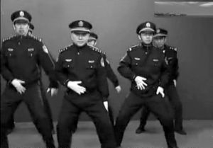 北京公安局微博發布警察跳街舞視頻(組圖)