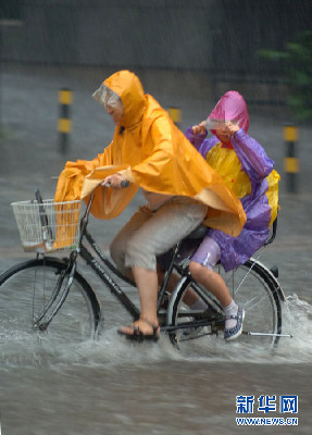 北京遭遇強(qiáng)雷雨天氣 部分地區(qū)積水嚴(yán)重
