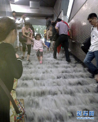 北京遭遇強雷雨天氣 部分地區(qū)積水嚴重