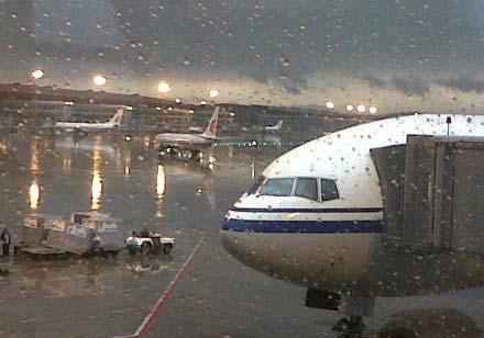 首都機場停機坪積水較大 飛機似在水中停