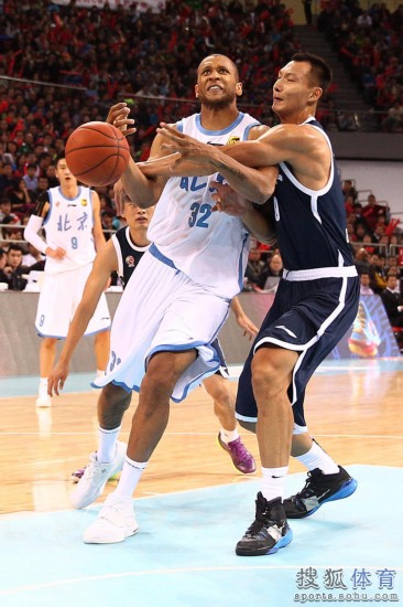 老馬32+8力壓阿聯29+11 北京揭幕戰14分勝廣東