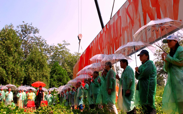 藝術(shù)家孔寧驚世駭俗的跨界行為藝術(shù)：墓地上空的《復(fù)活》油畫