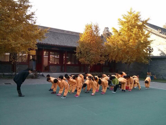 京城名校回歸中華傳統(tǒng) 尊師循禮敬老師