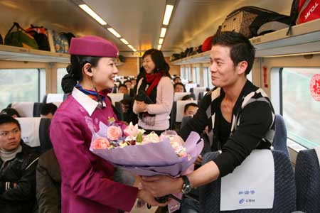 美女列車長走紅網(wǎng)絡 帥哥“粉絲”獻花（圖）