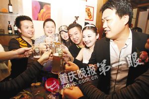 兩個80后房地產高管結婚 婚宴無飯無菜只有酒