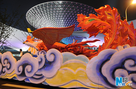 世博會(huì)巡游彩車(chē)進(jìn)行最后一次帶妝彩排