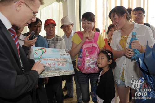 匈牙利館迎第100萬名游客 全家免費(fèi)游布達(dá)佩斯