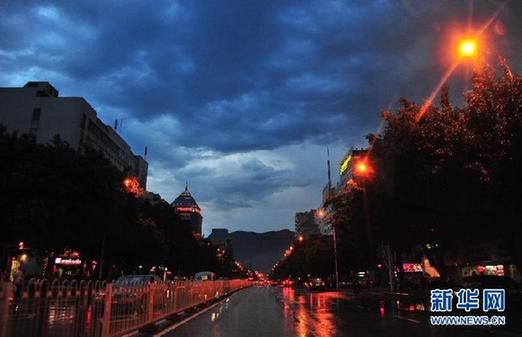 福建遭受強(qiáng)雷電和雷雨侵襲（組圖）