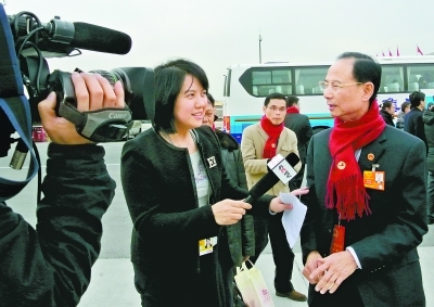 全國人大代表章聯生向記者講述長汀注重水土保持情況