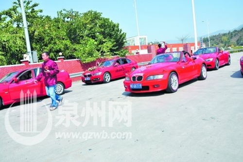 泉州迎親隊9輛紅寶馬統(tǒng)一紅唐裝 女方嫁妝上億
