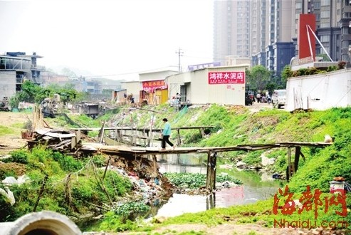 金山流花溪被渣土截?cái)?中下游河道塞滿了水浮蓮和垃圾