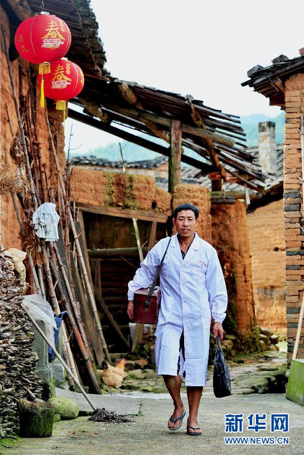 “穿梭在田間地頭的鄉(xiāng)村醫(yī)生”——彭火興