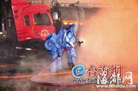 28噸鹽酸國道上泄漏 廈7部消防車馳援排險