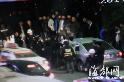泉州：公務(wù)員夫妻占道停車 對抗16警力2小時
