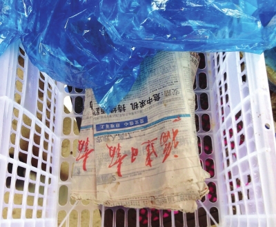 20斤重的水果箱墊了5斤濕報(bào)紙 商稱尚無(wú)法可依