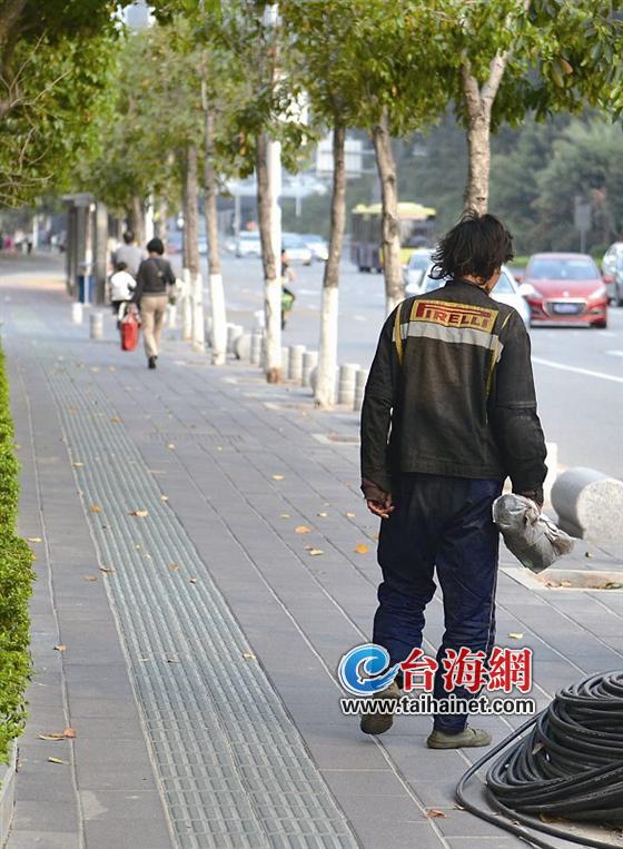 和通路附近一流浪漢常常騷擾路人 一把熊抱嚇哭美女