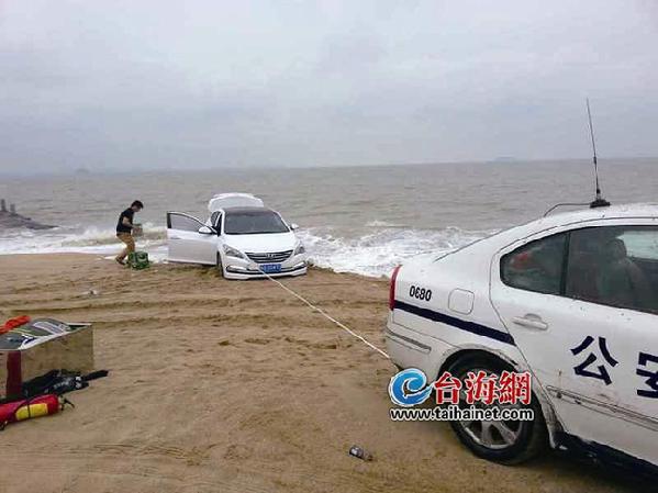 廈門一任性游客為看風景開車進沙灘 警車被