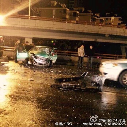 福州一出租車(chē)與小車(chē)相撞 出租車(chē)上兩名乘客身亡