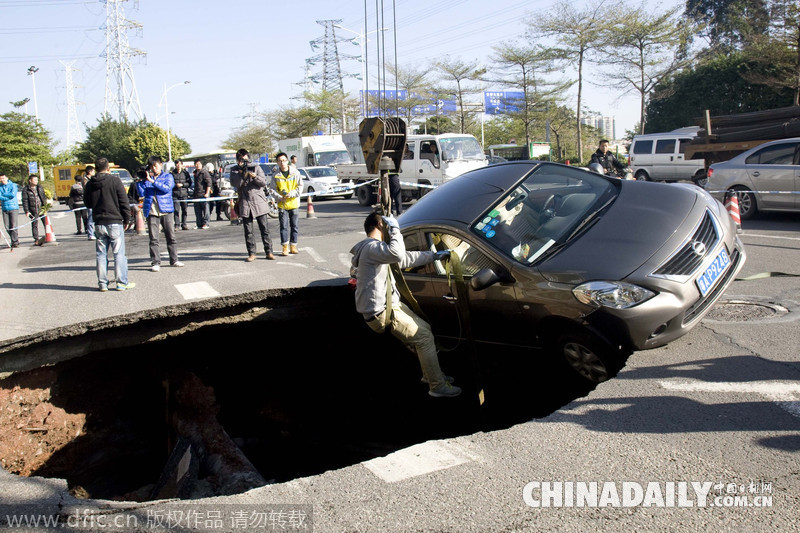 廣州科韻路發(fā)生地陷 一小轎車栽進坑里