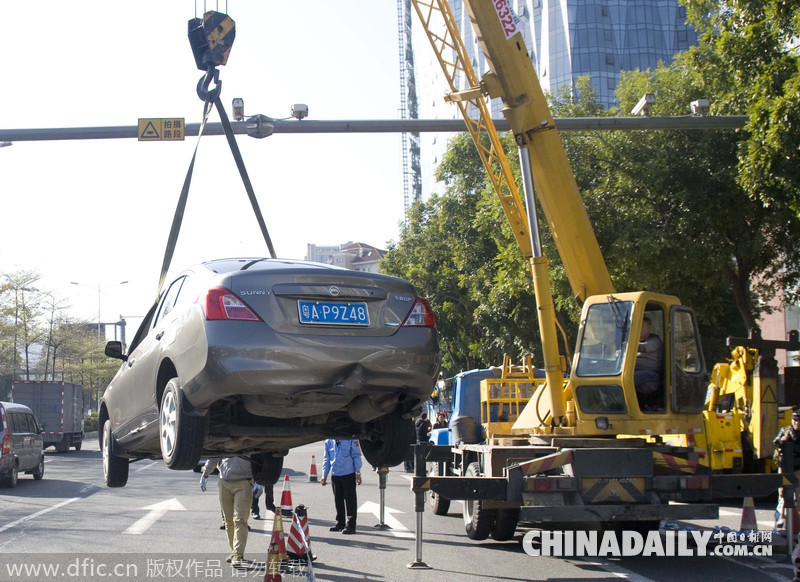 廣州科韻路發生地陷 一小轎車栽進坑里
