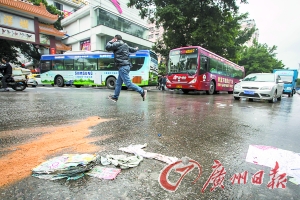 泥頭車撞飛雨衣男 街坊自發為逝者撐傘