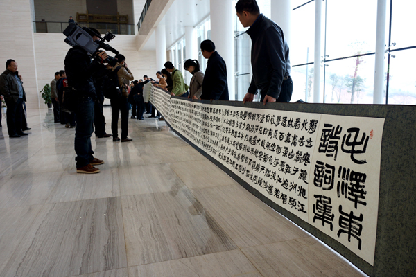 邢飛百首毛澤東詩詞書法創作在南寧展出