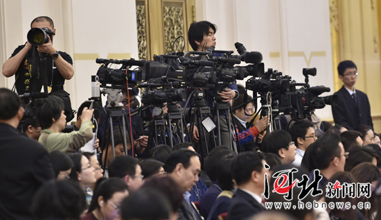 河北代表團接受中外媒體集體采訪