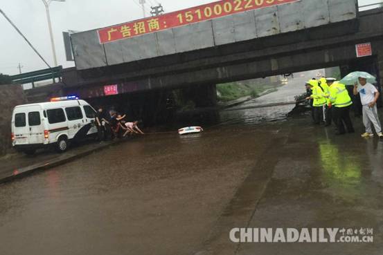 邯鄲武安交警迎戰暴雨力保平安