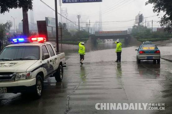 邯鄲武安交警迎戰暴雨力保平安