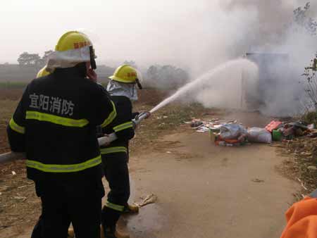 河南鄭盧公路發生貨車自燃 宜陽消防趕赴現場撲救
