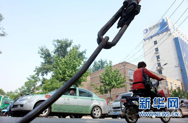 鄭州有條“線(xiàn)桿路”:不足千米卻又百余根電線(xiàn)桿(圖)
