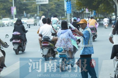 河南省高溫補(bǔ)貼每天10元 環(huán)衛(wèi)工大媽稱沒聽說過