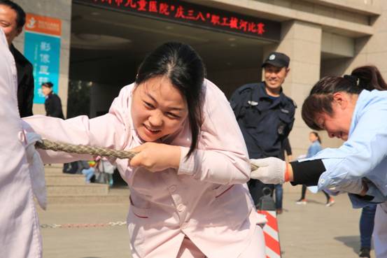 喜迎三八節 鄭州市兒童醫院舉辦拔河比賽
