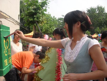 河南師大設(shè)“心靈郵局”傳送愛(ài)意