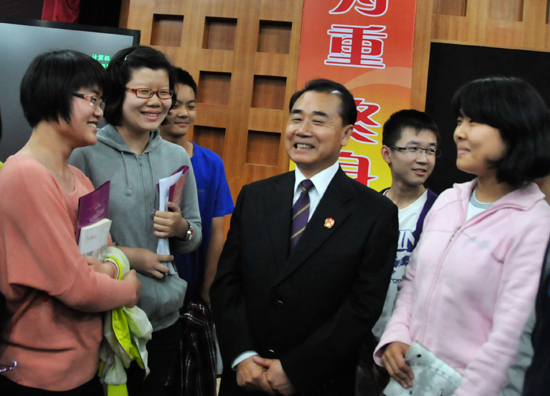 河南高法院長送“法”到學校