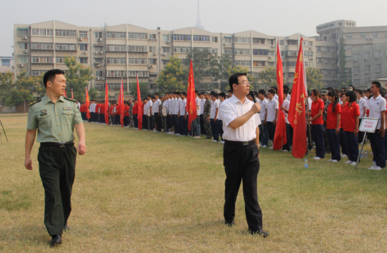 開封大學2013級新生軍訓閉營式隆重舉行